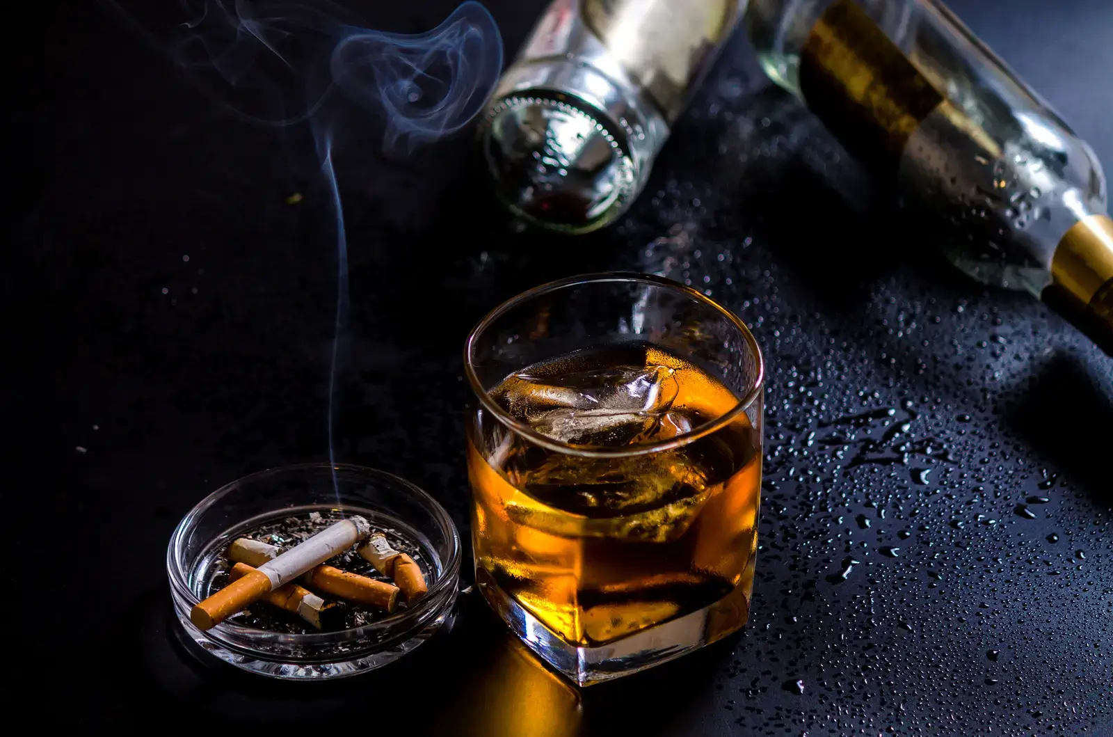 Românii cheltuiesc 13 ori mai mult pe alcool și țigări decât pe educație