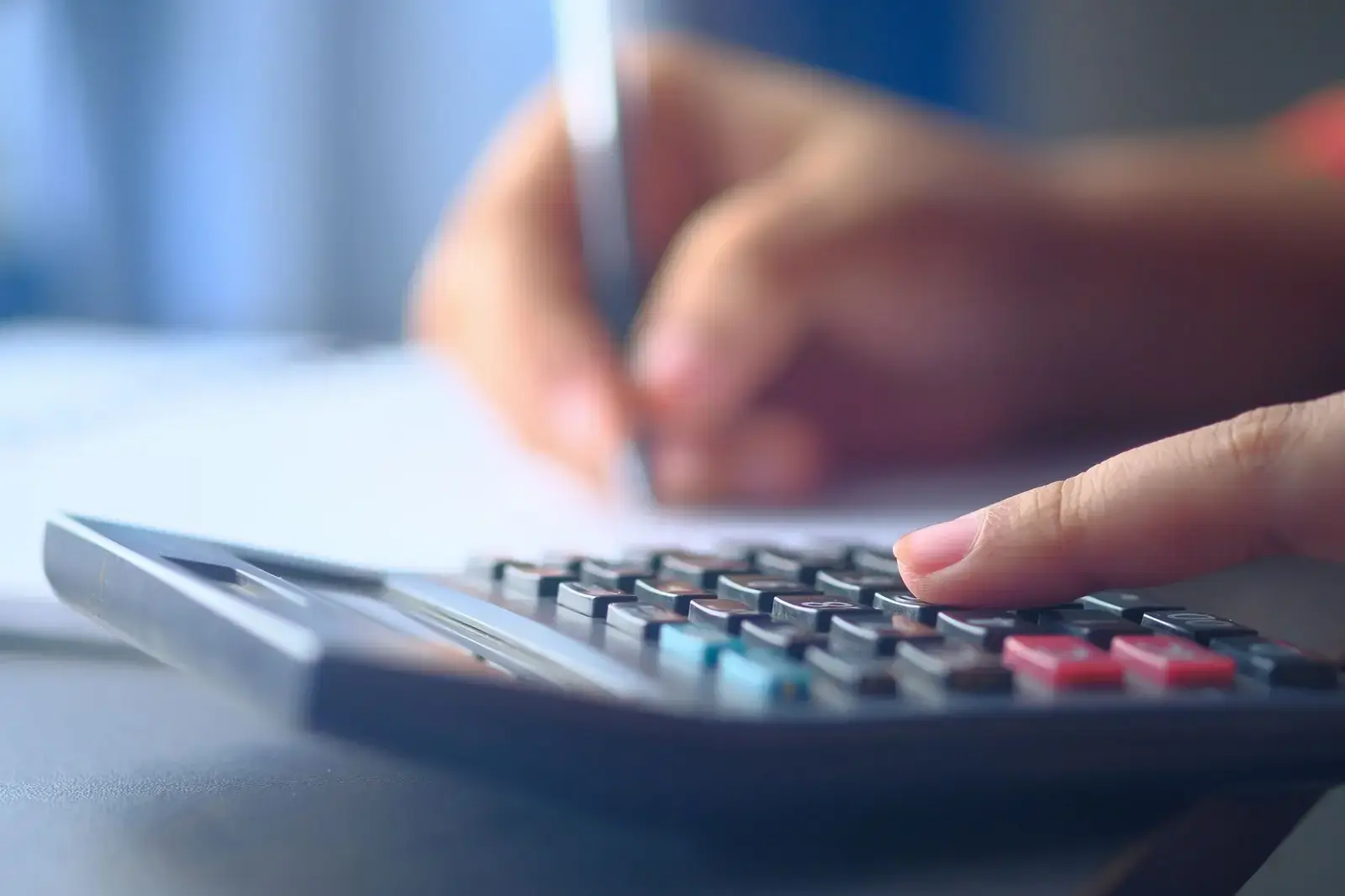 Taxele gospodăriilor au crescut de două ori mai mult decât salariile