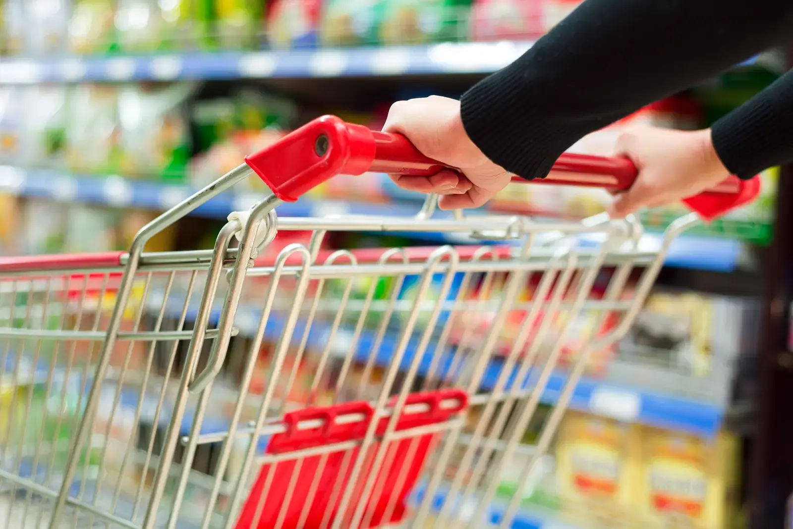 Adio, shopping compulsiv: Românii dau banii pe vacanțe și ieșiri în oraș