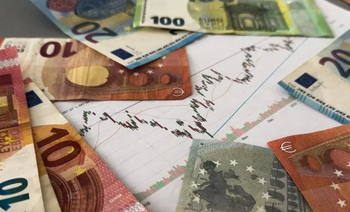 Cum să îți protejezi economiile în contextul economic actual: aur, euro sau leu?