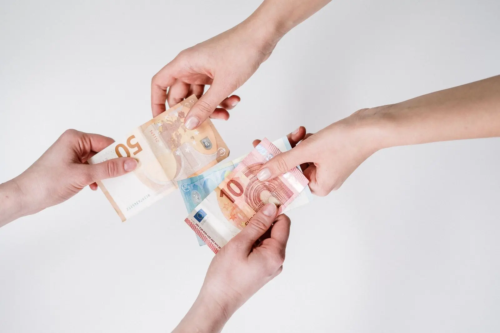 Donațiile de la rude sunt neimpozabile, cu excepția cazului în care valoarea depășește 70% din venitul anual