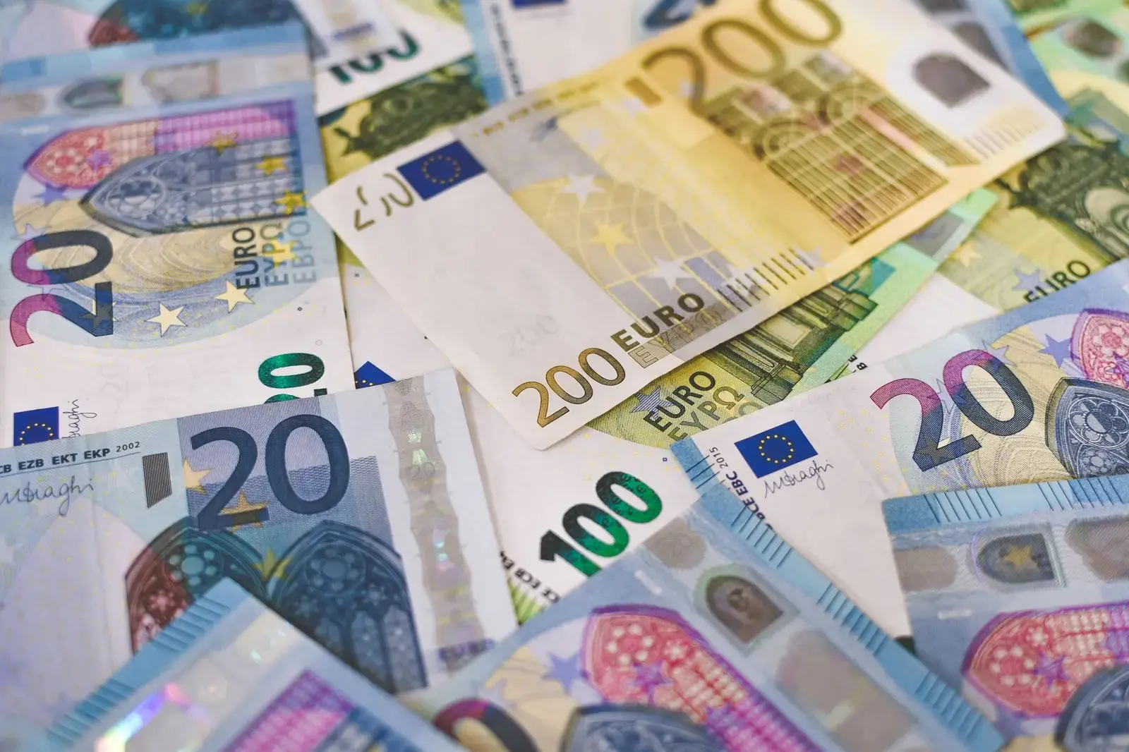 Euro la 5,34 lei, ROBOR la 6,11%: presiunea maximă asupra ratelor