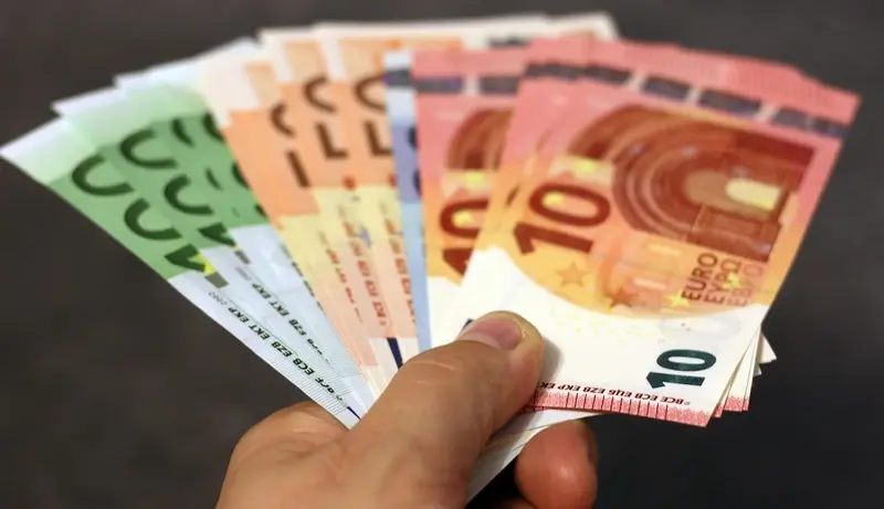 Salariile reale scad în marile economii europene. Câți români sunt afectați direct