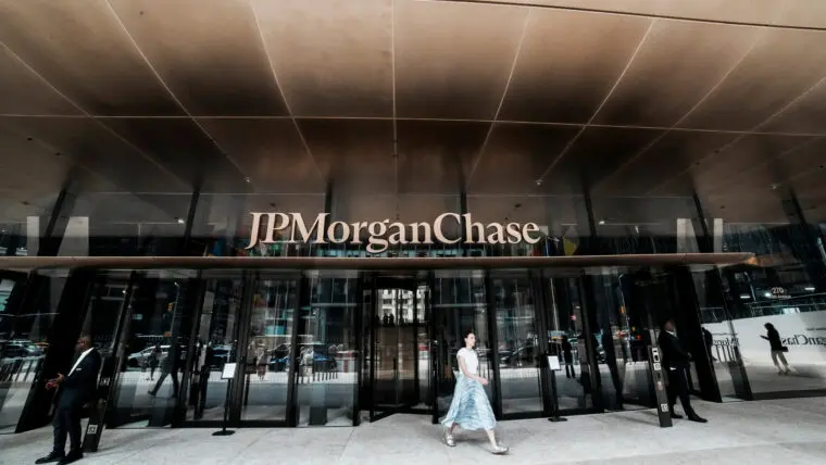 JPMorgan Chase: rezultate mixte Q3 2026 în contextul creșterii ratelor Fed