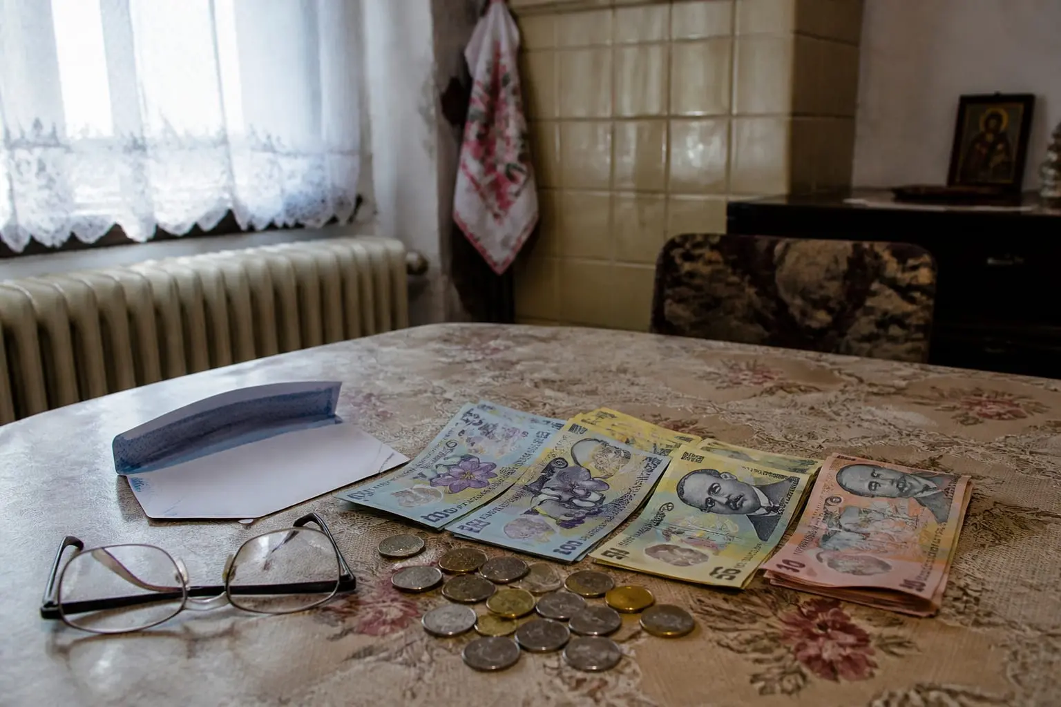 Pensia minimă de 1.281 lei nu se acordă automat fără 15 ani de cotizare: cum se poate obține sprijin suplimentar?