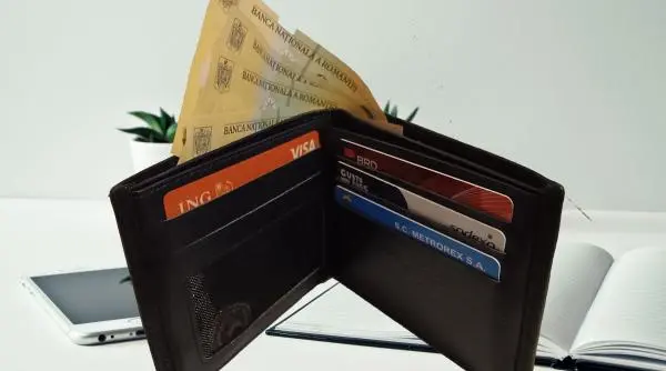 Salariul mediu net al românilor a scăzut în august!